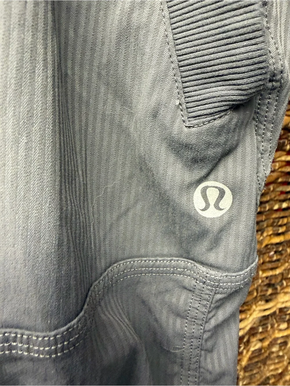 lululemon athletica women’s Light Gray Pinstripe Cropped Pants - Size:8‎